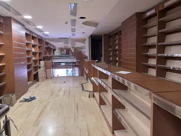 Class 4B Shop with an area of 120sqm on Republic Street