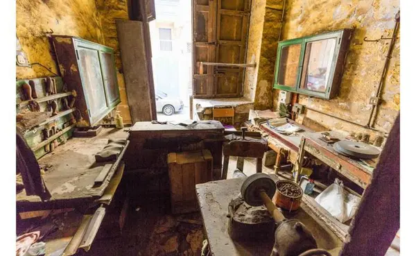 Shop to let in Malta: Valletta TakeAway Shop To Let