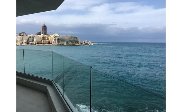 Commercial office space for rent with views that consists of 611 sqm in St Julians