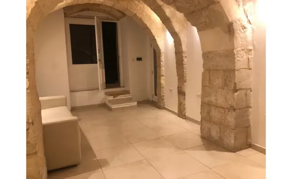 Shop to let in Malta: 37sqm Premises For Rent in Valletta