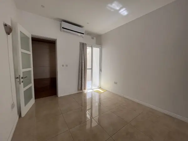 St Julian's 60sqm shop / office to let