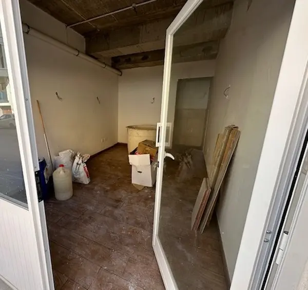 urrieq's Newest Gem: Class 4b Shop for Lease – Perfect for Barbershop or Convenience Store!